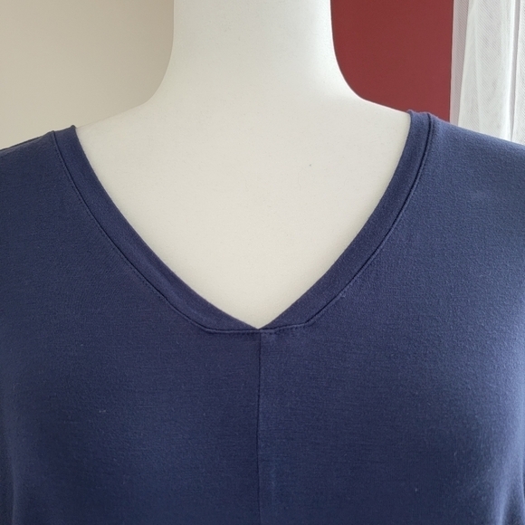 Lane Bryant Navy Blue V-neck T Size 18/20 EUC - Picture 2 of 7